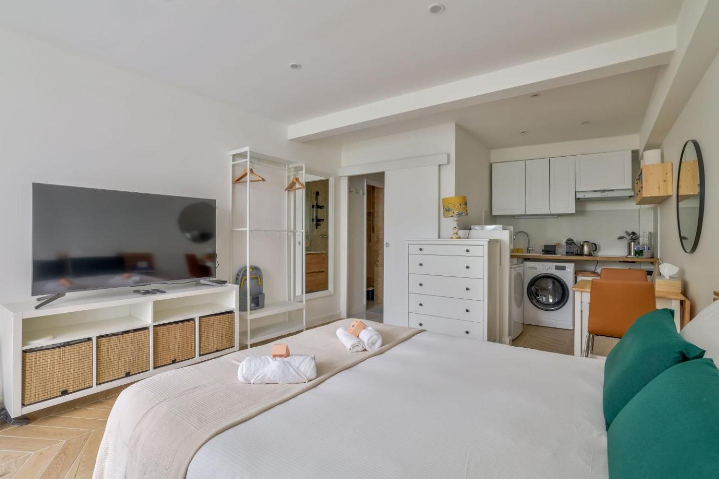 Superb Bien Equipe Montparnasse Apartment Paris